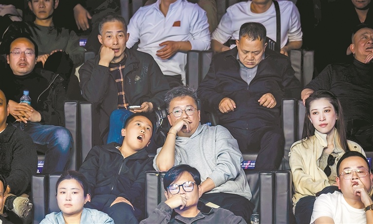 精彩的比赛吸引众多球迷前来现场观看。
