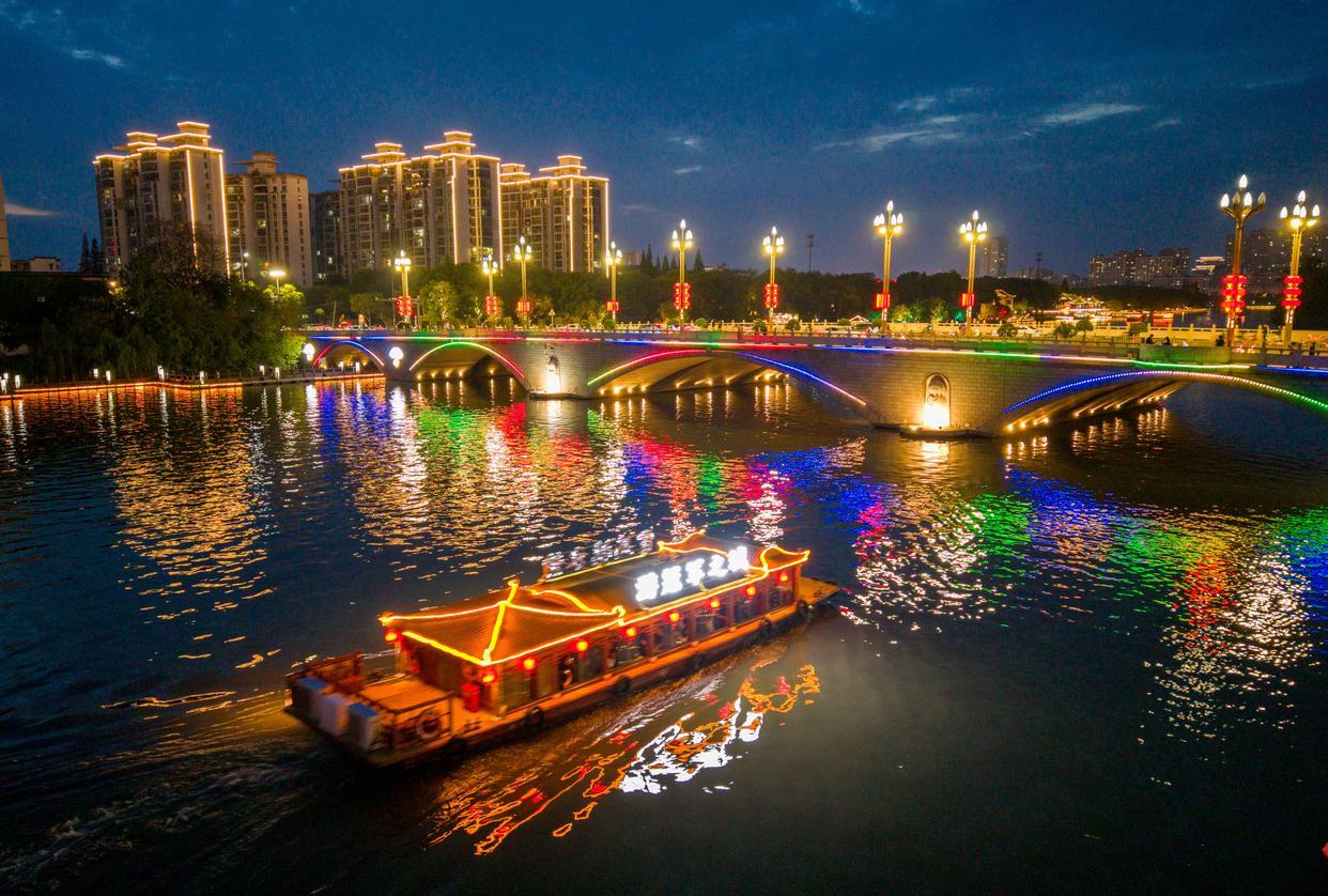 5月1日，游客在泰州市凤城河景区乘船游览（无人机照片）。新华社发（杨玉岗摄）