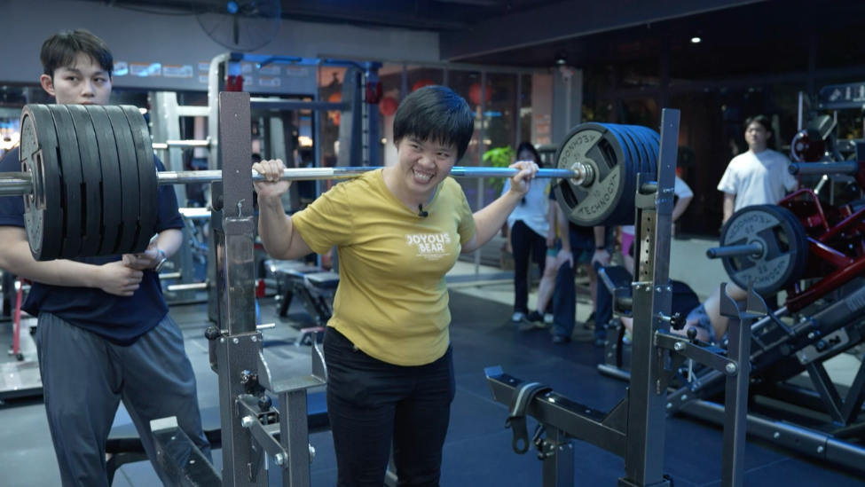 40岁搬运女工在健身房硬扛280斤超30秒