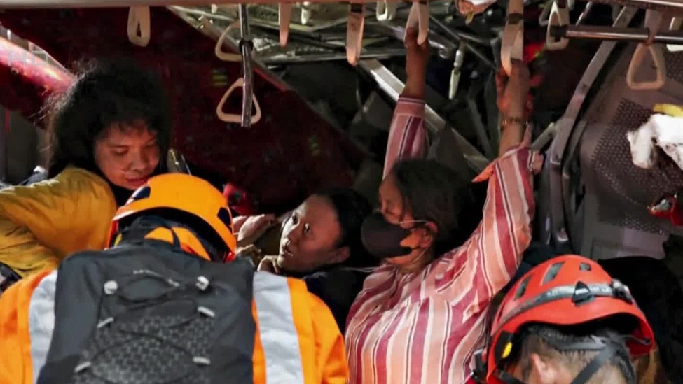 印尼列车相撞，车厢扭曲人员被困，现场画面曝光