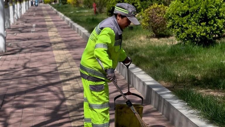 环卫工人清扫街道　彭美姣　摄