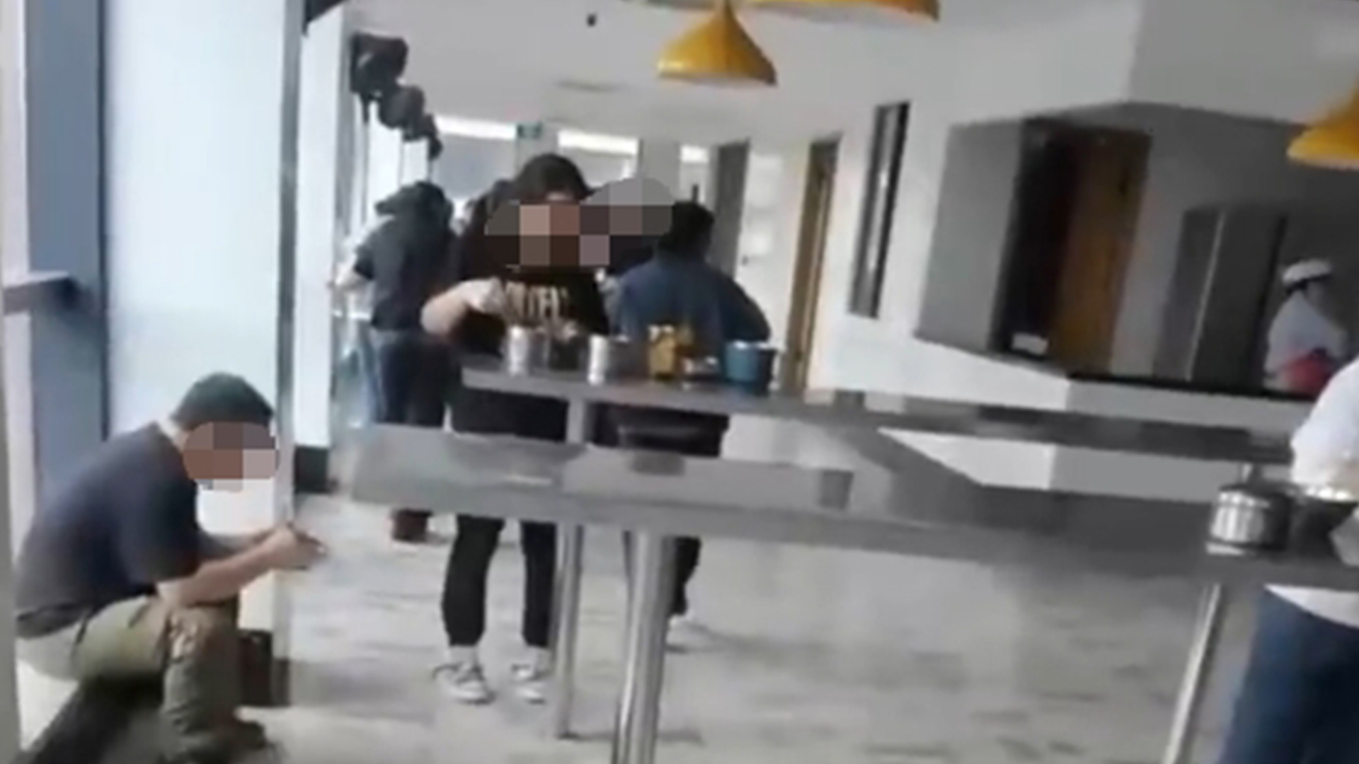效仿国外？温州一企业食堂无凳子员工站着吃饭，负责人回应：将收集员工意见对食堂进行整改