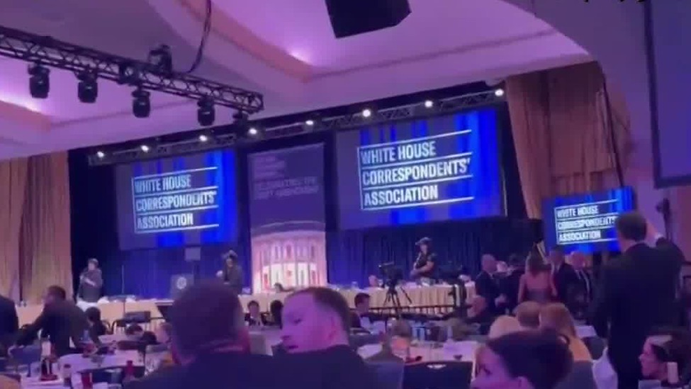 白宫副幕僚长枪击案现场高喊“USA”反遭嘘