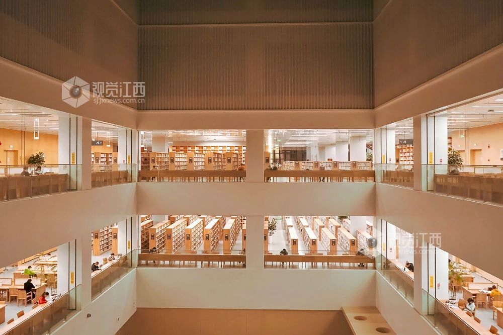 2026年4月27日，江西省图书馆内多层阅览区明亮通透，书香氛围静谧浓厚。