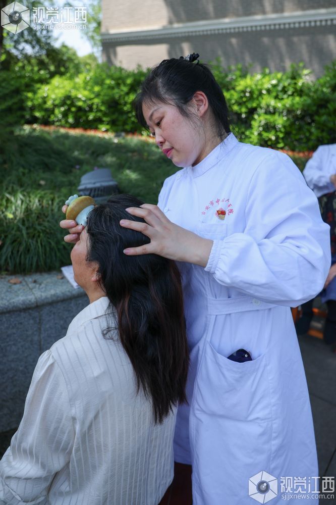 4月26日，江西省吉安市卫生健康委员会、吉安市中心人民医院在江西省吉安市白鹭洲书院开展“书院里的中医文化体验日”活动。