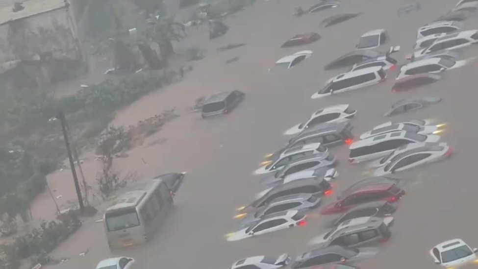 广西钦州遇近十年来最强日降雨，多处内涝，车辆被淹，当地提醒非必要不外出