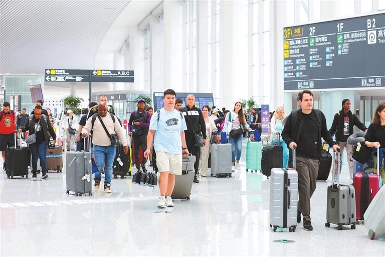 航线“活起来”，旅客“游起来”。新甘肃&middot;甘肃日报通讯员　张斌