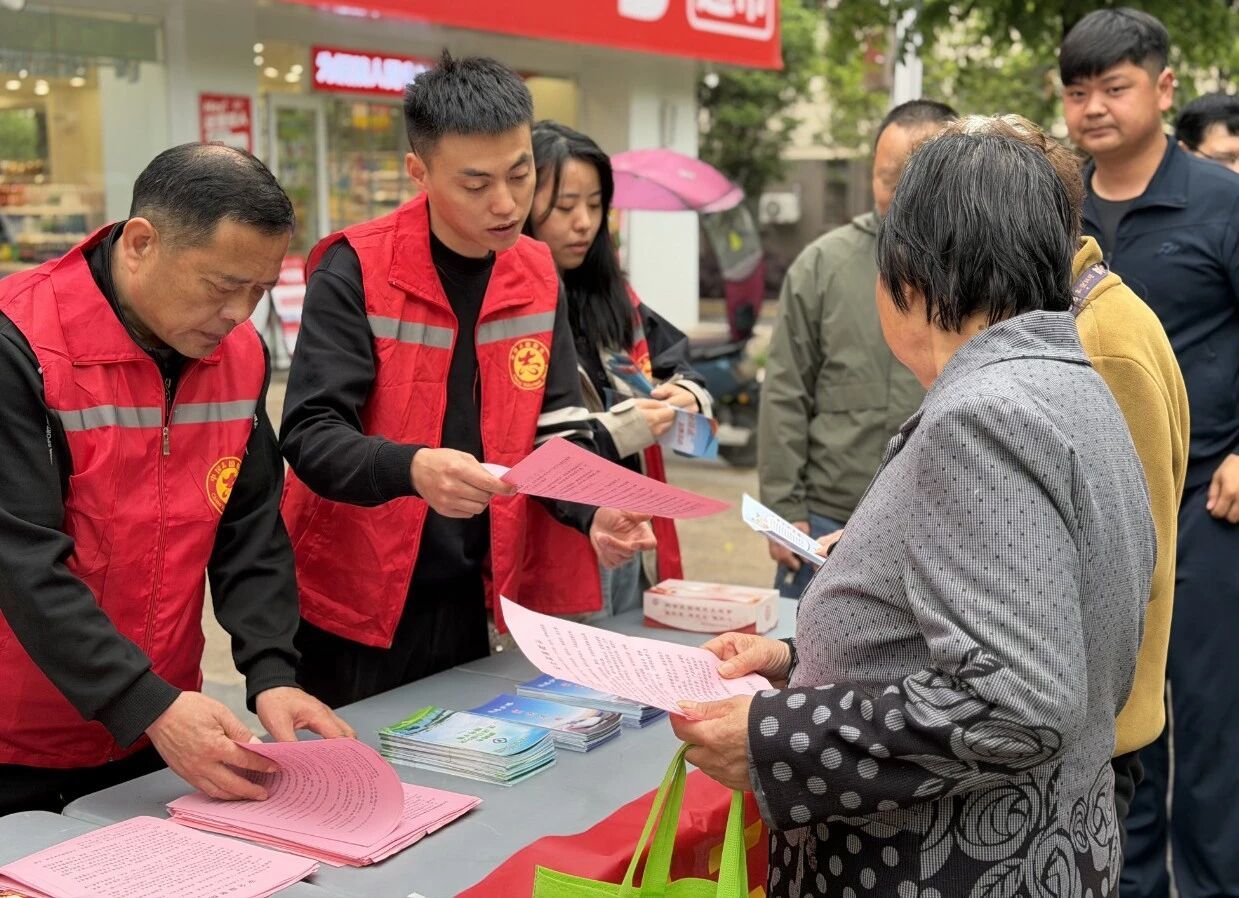 图为狮子山办开展安全生产主题宣传活动。吴平 摄