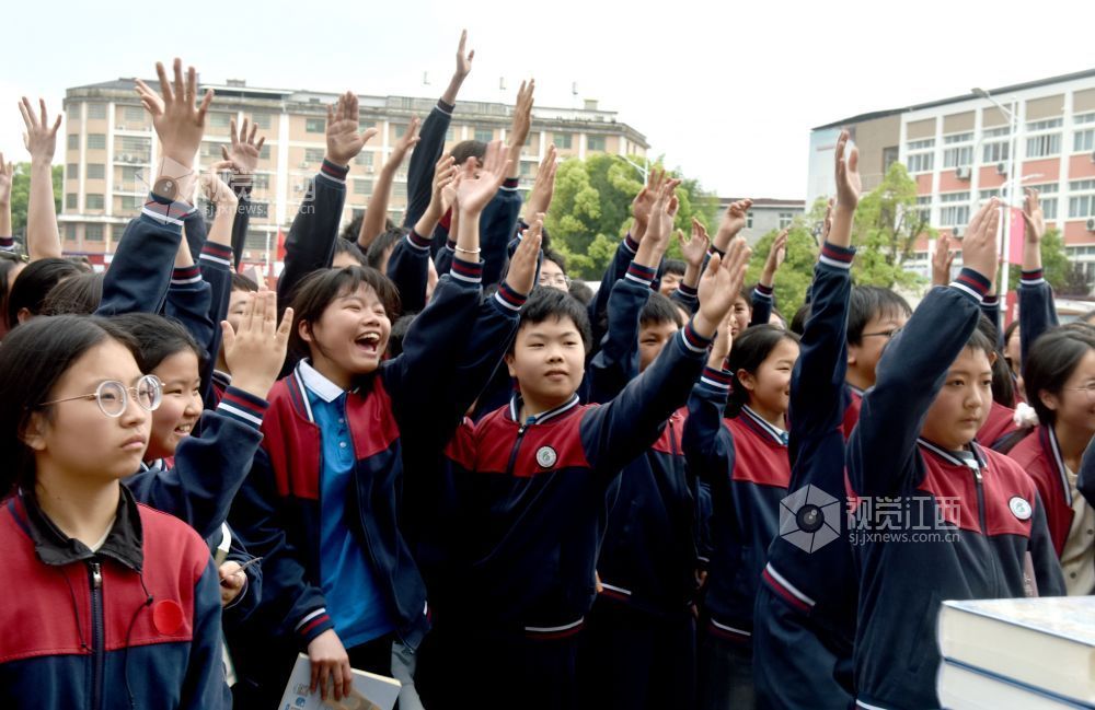 该校学生正争先恐后的举行抢答主持人提出的一道道与阅读知识等有关的题目。