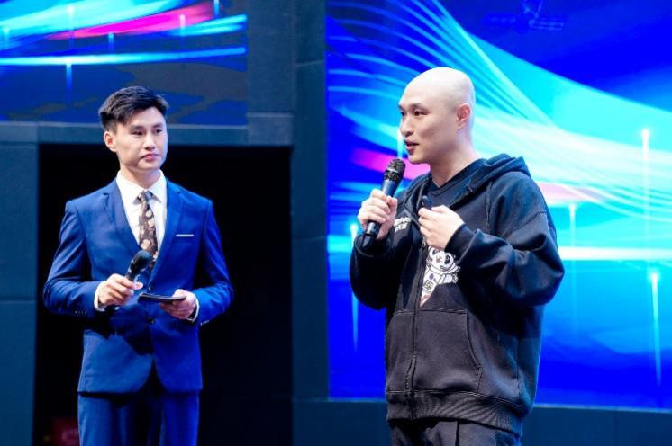 邓昕（右）接受访谈