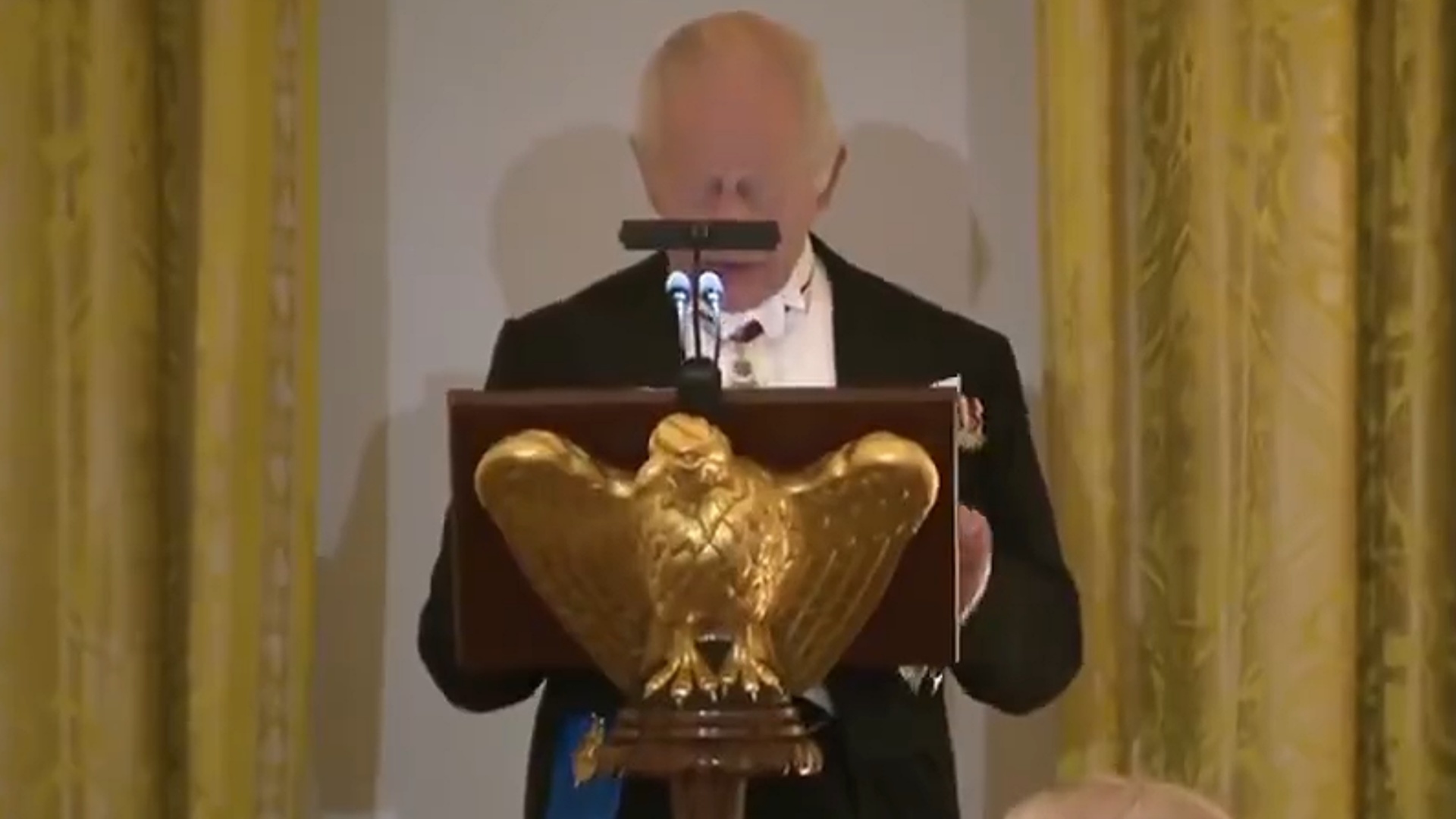 查尔斯当特朗普面拿英军火烧白宫开玩笑：我们1814年就给白宫做过“房地产大改造”了