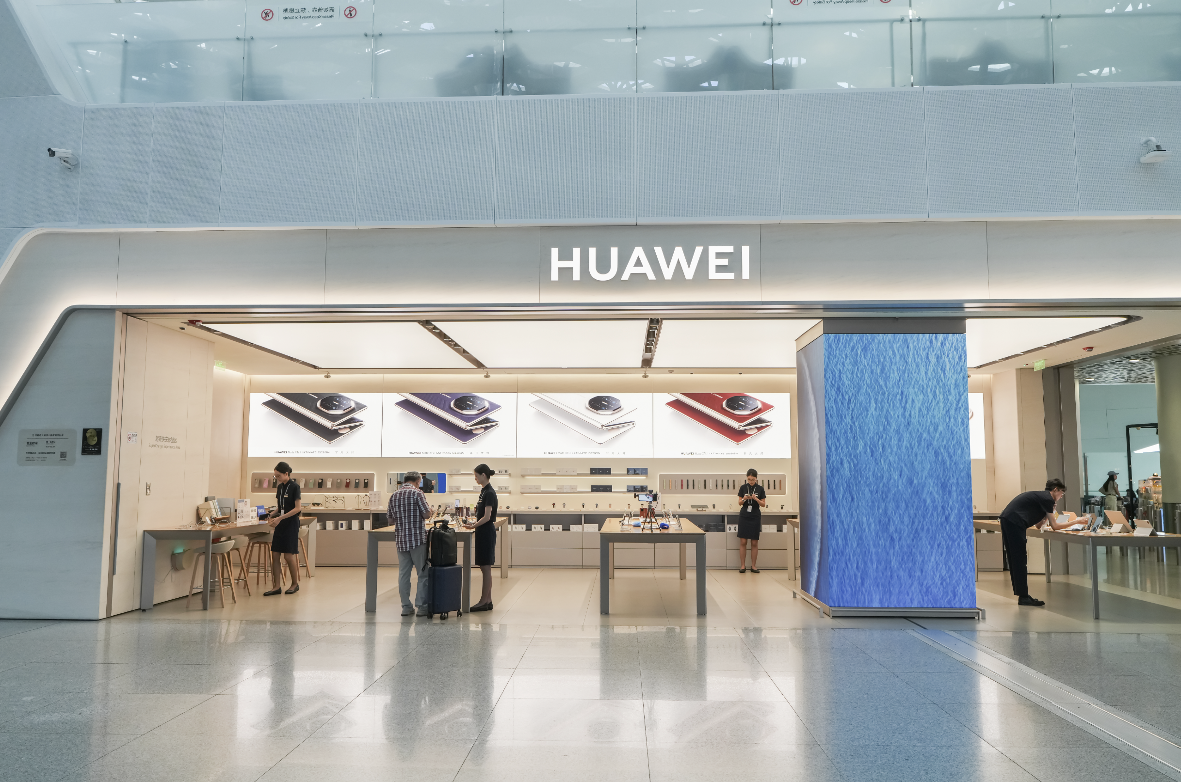 离境退税进入“秒级”时代 全国首笔“拍卡即退”即买即退业务落地深圳机场