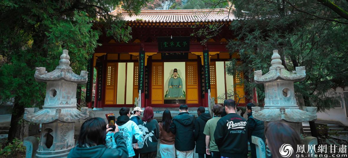 游客走进杜甫草堂感受诗圣情怀　杨艺锴　摄