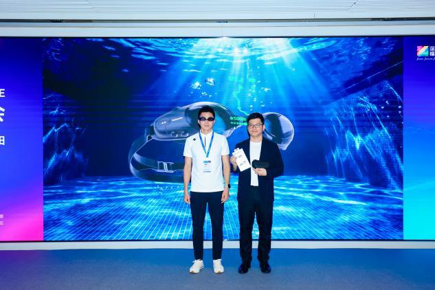 海外营销负责人Vincent与铁人三项运动员曹俊宇带来Holoswim 3