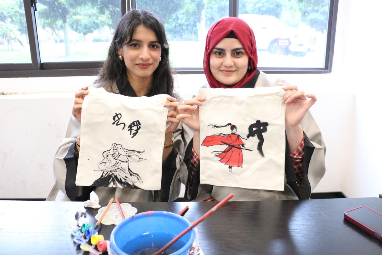 外国留学生展示创作的作品。