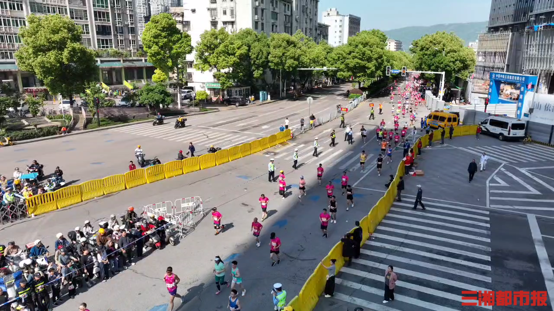 4月26日上午，长沙劳动路黄兴路口，交管部门在赛事期间“钟摆式通行”管控。