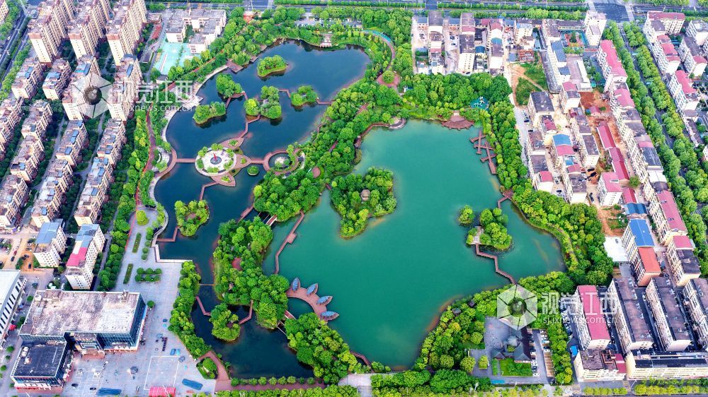 2026年4月27日，江西省吉安市峡江县锦绣湖湿地公园，水碧岸绿城美，“城市绿肺”生态如画。