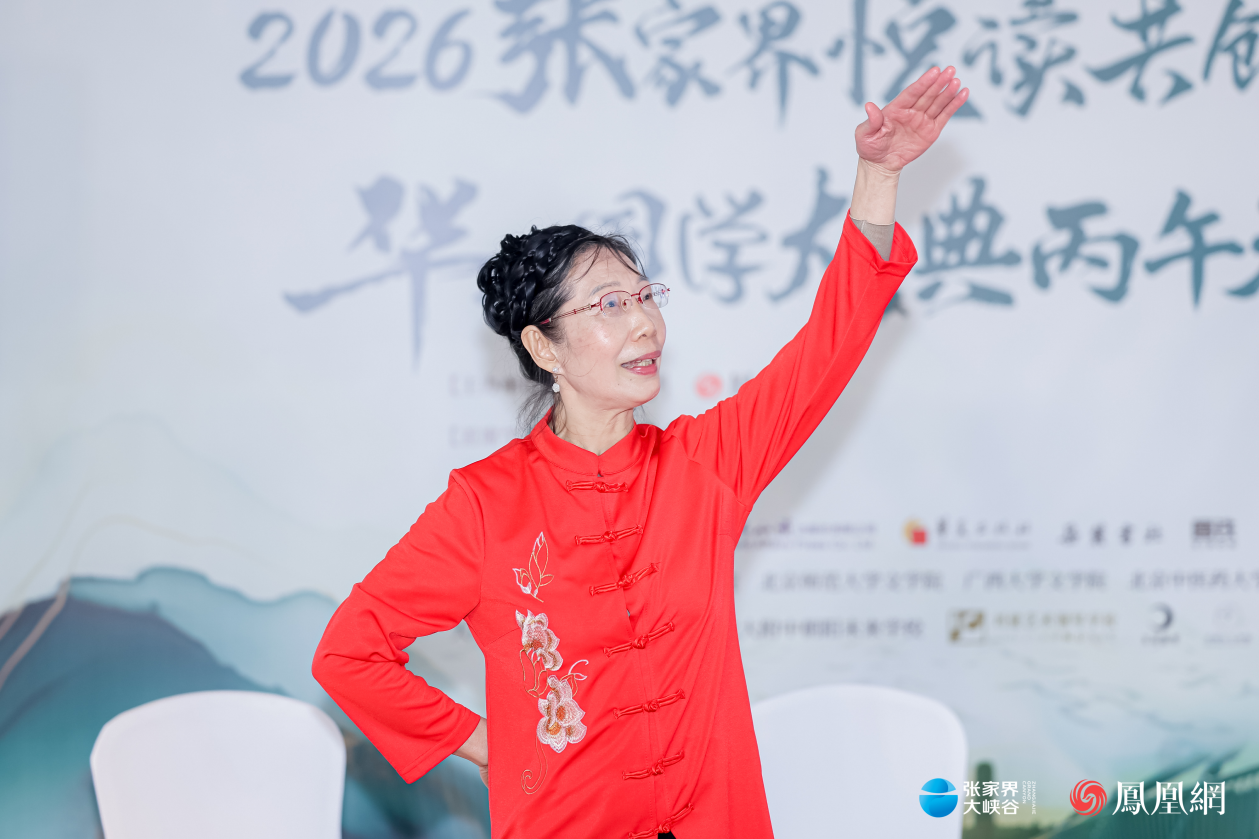 （吕锡琛教授分享自己创编的“中华健心歌舞操”。）