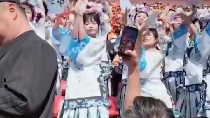 鲁超看台出现夏雨荷表演“不雅观”？娱乐活动不宜上纲上线
