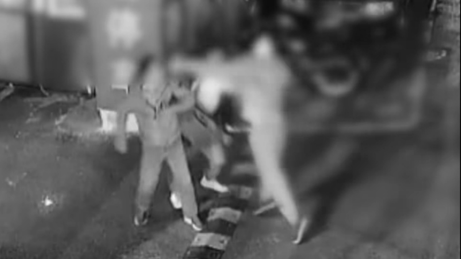 醉酒男子停车场随地小便被管理员制止，助跑飞踹对方却把自己摔骨折，起诉停车场索赔18万被法院驳回，网友：喜闻乐见