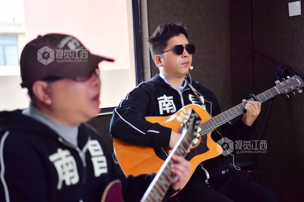 扶光乐队排练室内，盲人乐队正在演奏歌曲。