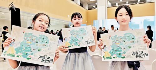 4月23日，小读者展示新发布的雄安书香地图。