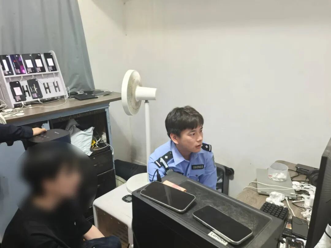 图为民警检查刷号工作室的电脑