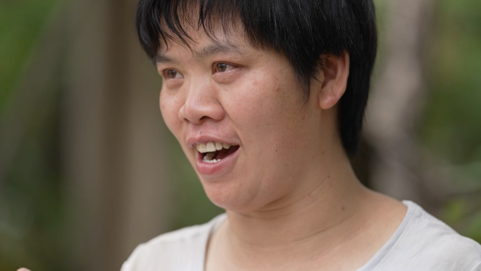 40岁妈妈为送儿女上大学扛楼16年，谈起曾经的自己满眼是光