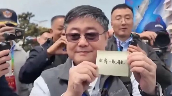 登大陆舰艇写“两岸一家亲”恐遭民进党惩戒，台退役舰长吕礼诗：有种冲我来