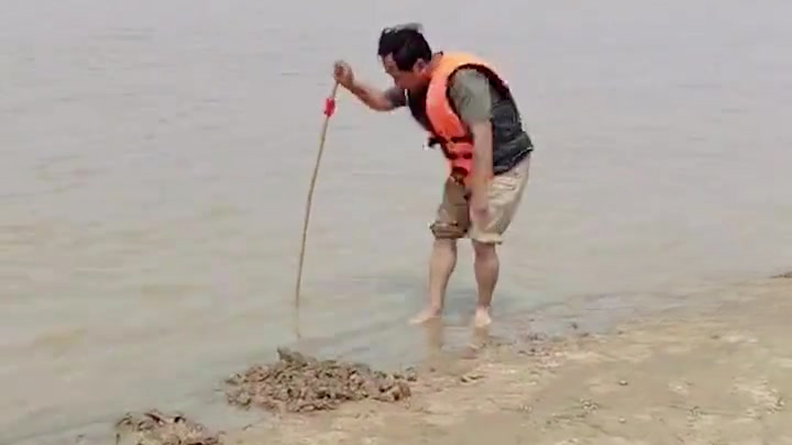 大哥拿长棍实测黄河有多危险：岸边向前一步就是有湍流的深水区！