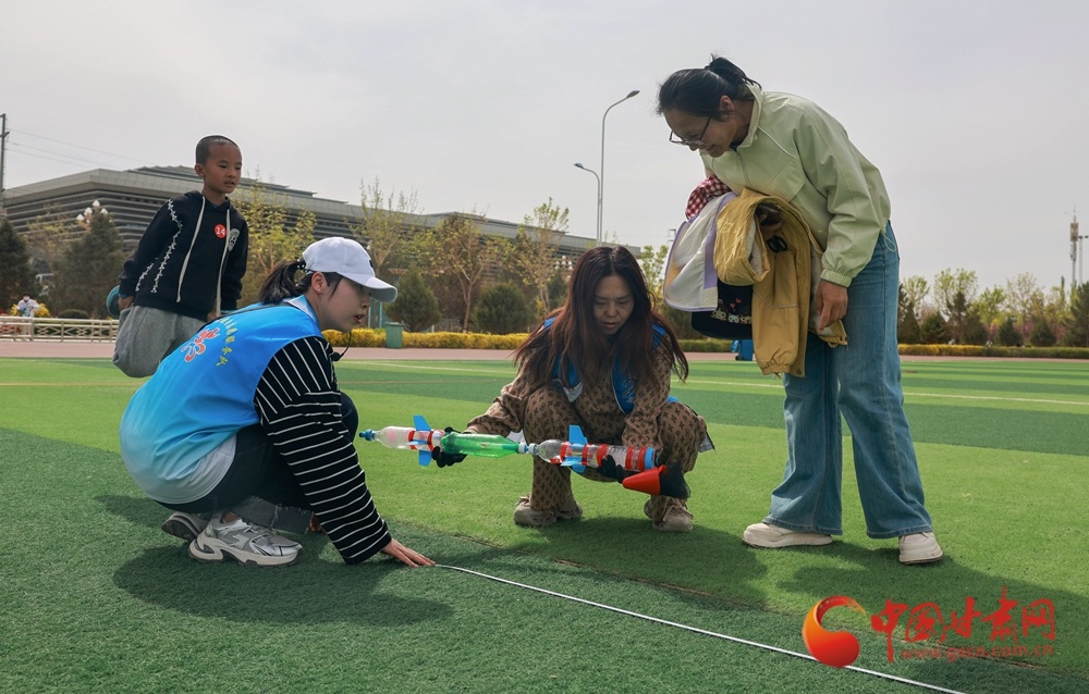 工作人员测量水火箭发射数据