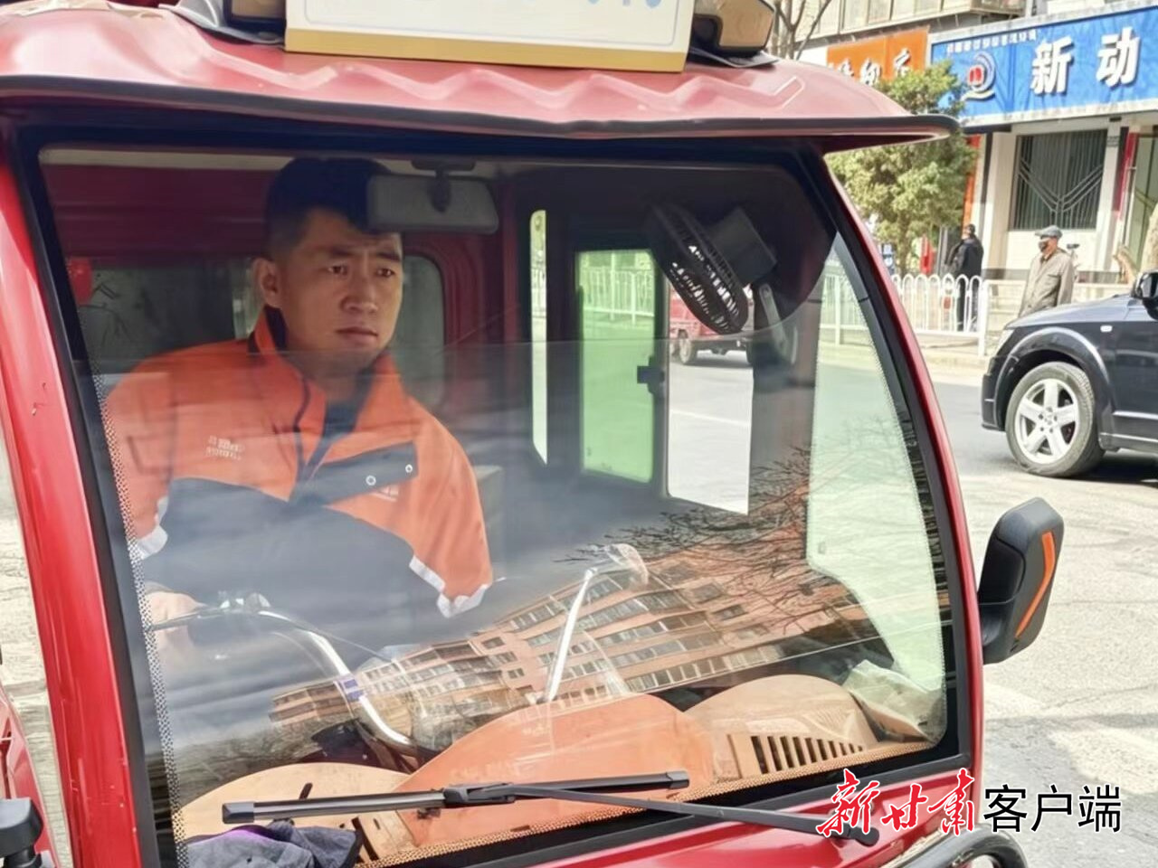 杨天虎在配送快件（本文图片由受访者提供）