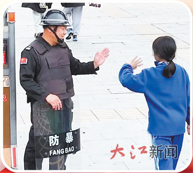 熊明辉和学生击掌。 （图片均为视频截图）