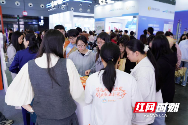 在“双肩包”青年人才主题展区，求职者络绎不绝。