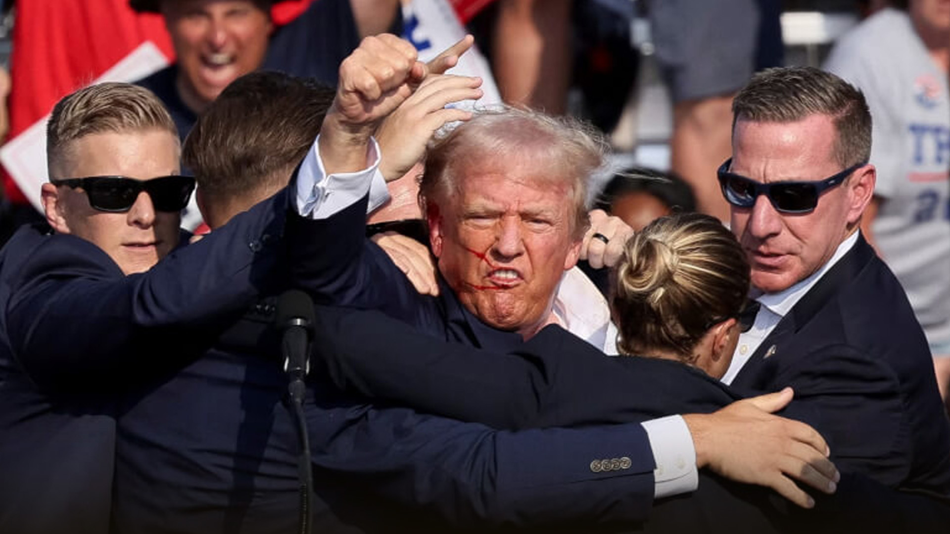 新闻背景｜特朗普屡遇刺杀 曾右耳中枪振臂高呼战斗