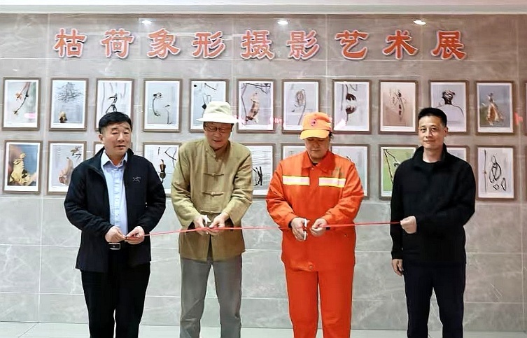邀请环卫工人共同剪彩