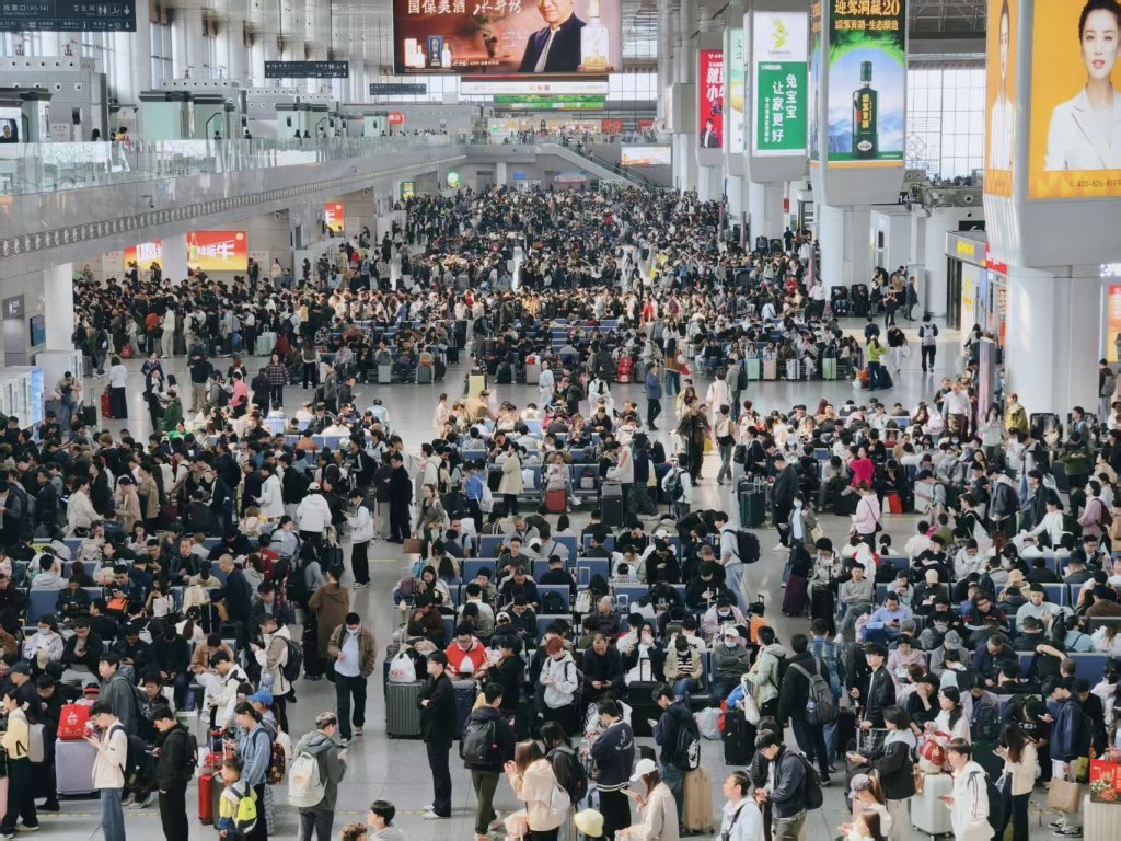 5月1日当天旅客在南京南站候车 丁宇聪 摄