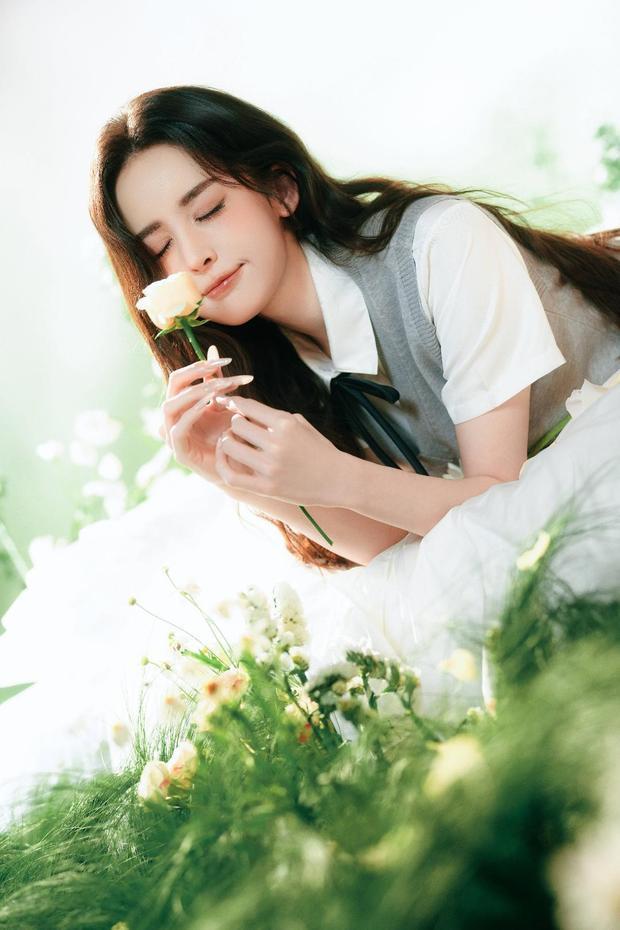 娜扎举止优雅。