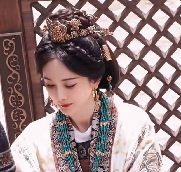 杨幂垂眸。
