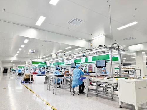 4月14日，石家庄高新区电子科技园光电创芯园，格瑞邦（河北）数字科技有限公司生产线上，工人在装配平板笔记本电脑。本报记者 常方圆摄