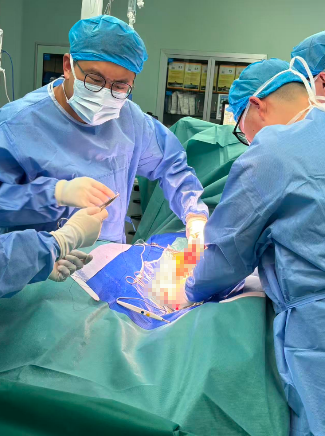 李潇医生手术中