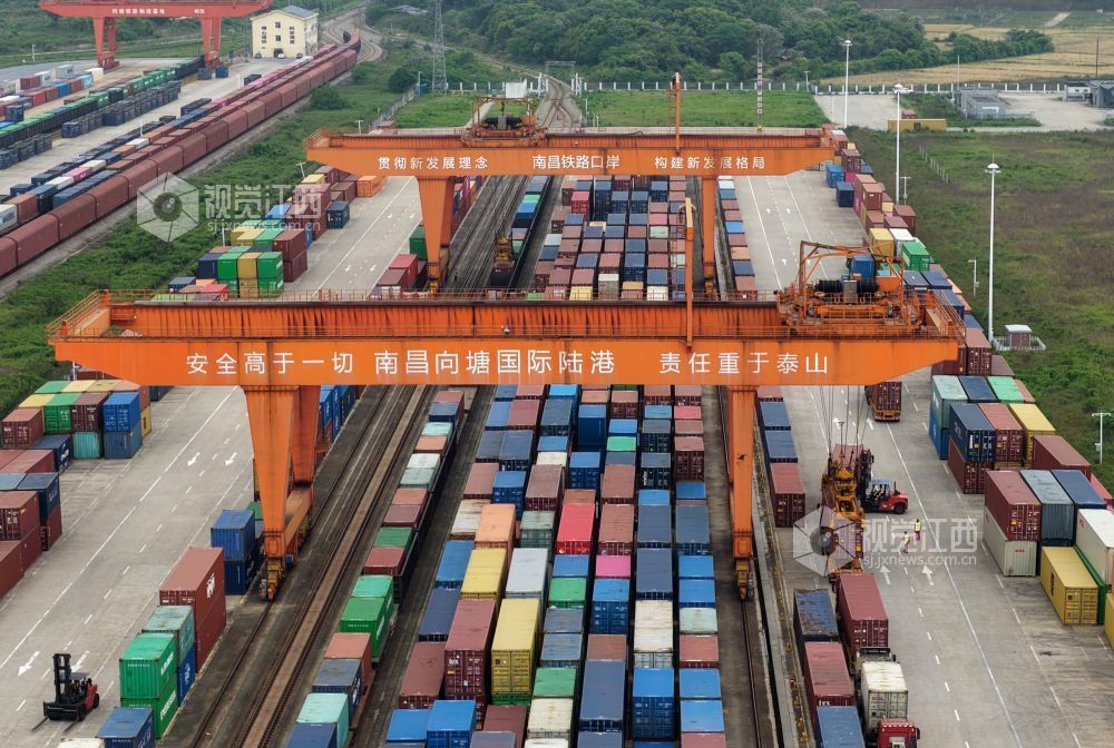 4月28日，在南昌国际陆港，龙门吊正在进行吊装作业。