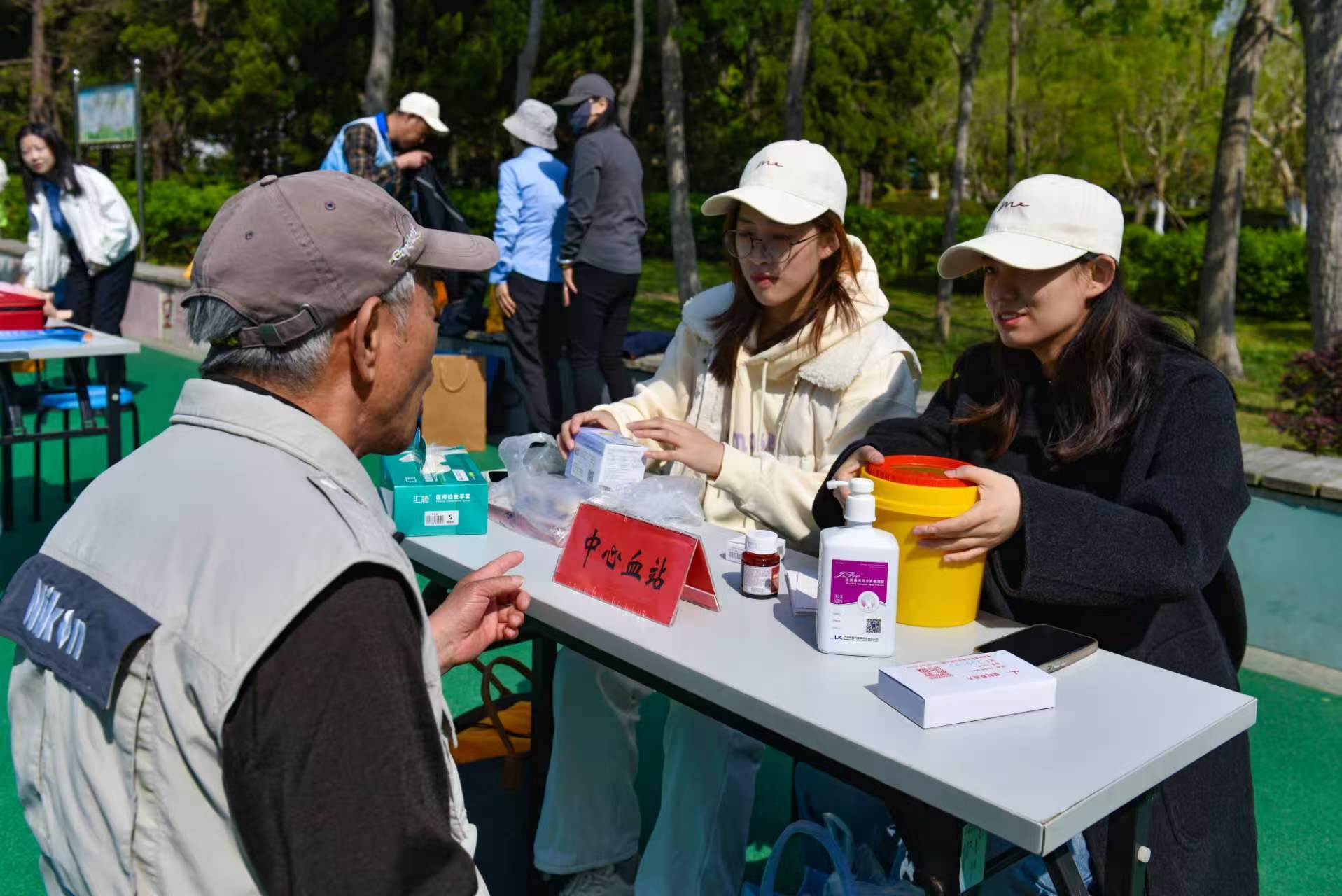 青岛市开展第38个爱国卫生月集中宣传暨“春来话养生”中医义诊和健康咨询活动