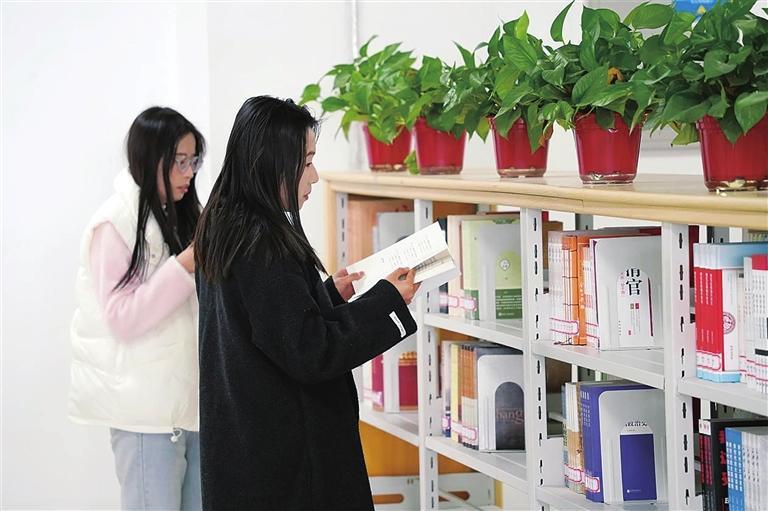 兰州博文科技学院学生选读喜欢的书籍　兰州新区报记者　李怡青　摄