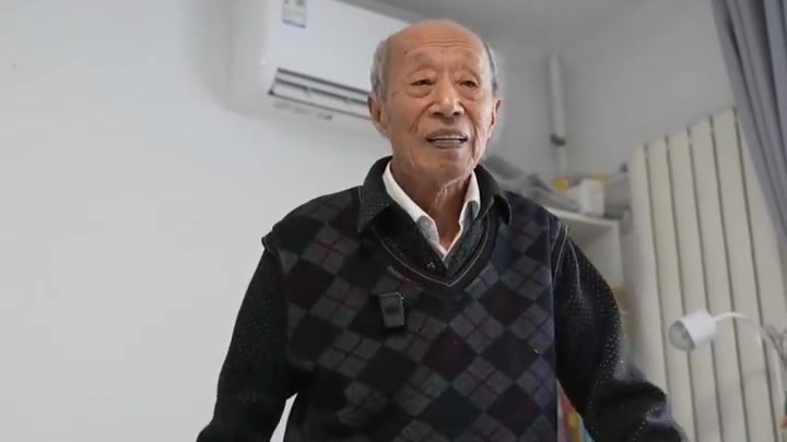 百岁爷爷追爱乌克兰，不惧战火决心前往，与70年前的女同学相见