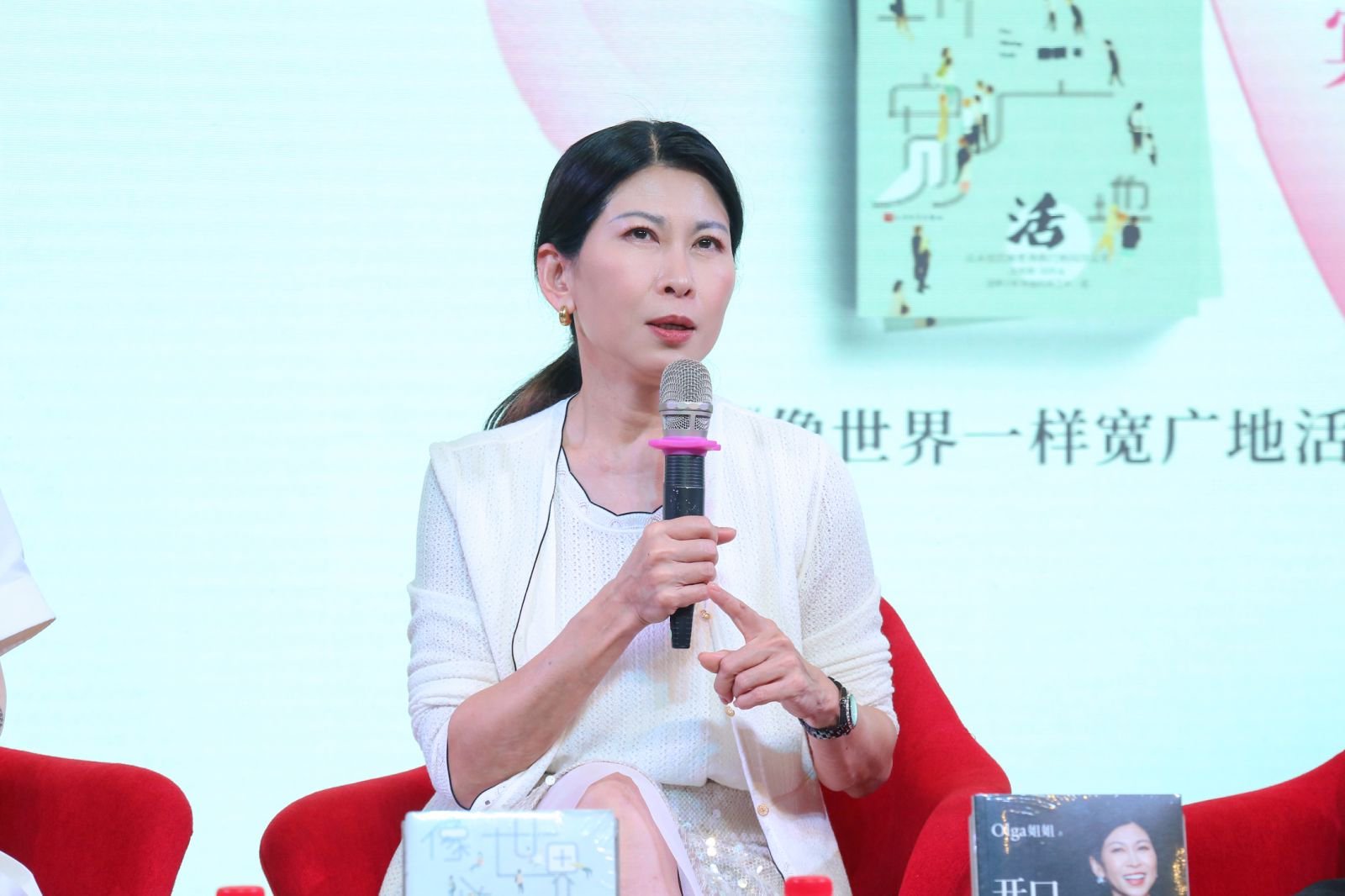 全国新书首发中心“女性的多样性：文学界盛放的玫瑰”首发对话活动在深圳举行