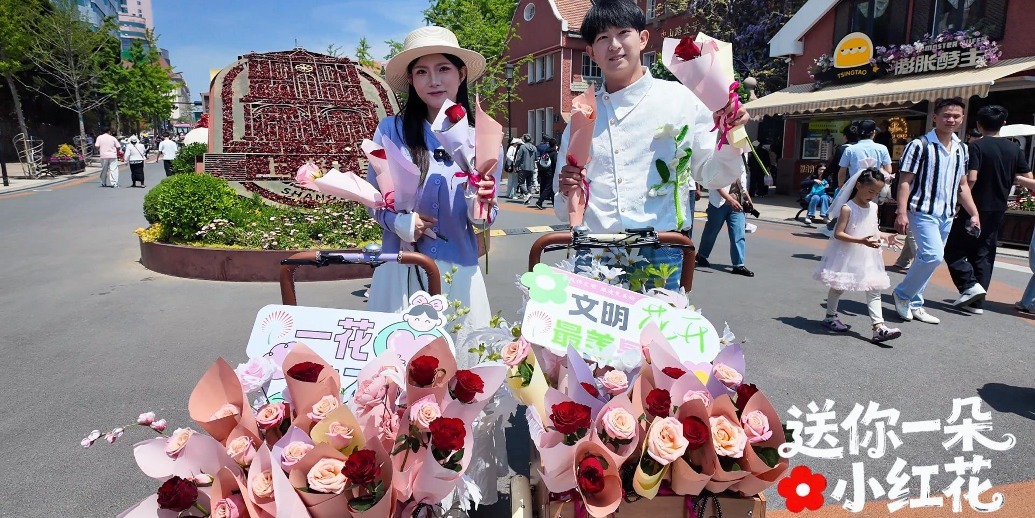 凤凰视频|护花使者漫步中山路：一朵小红花，温暖一座城