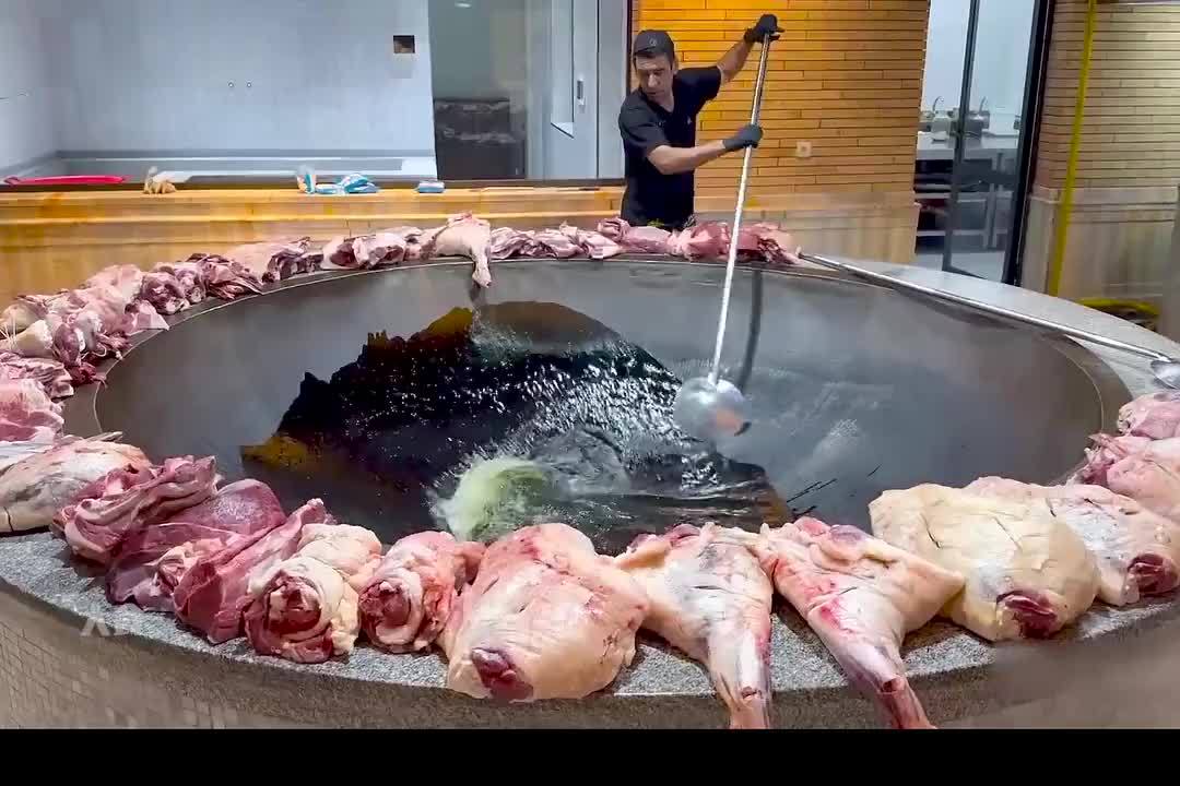 乌兹别克斯坦特色手抓饭，几乎所有宴席都用它，一锅满足5百人