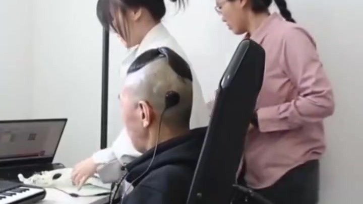 中国首例脑机接口植入患者：如今能自主弹琴、吃饭、下棋