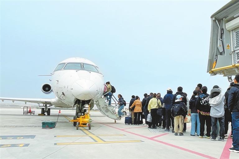 乘坐“支支串飞”航班的旅客在兰州中川国际机场登机　新甘肃&middot;甘肃日报记者　刘健